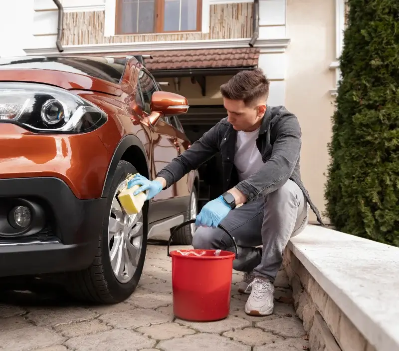 Lavage auto à domicile Barre : professionnel intervenant sur un véhicule